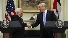 Americký prezident Donald Trump a vdce palestinské samosprávy Mahmúd Abbás pi...