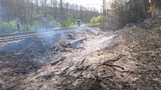 V okolí železniční trati na Karlovarsku hořela suchá tráva.