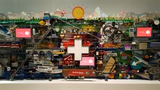 Jedním z exponát je mechanický stroj s mozaikou veho výcarského.