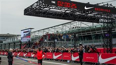 Eliud Kipchoge v cíli maratonu v Monze