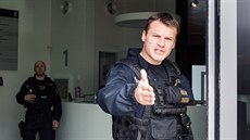 Policisté zasahují v praském sídle FAR. (3. kvtna 2017)