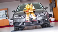 P�edání nového auta v pra�ském autosalonu Seat.