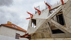 Rozestavný dm z litého betonu v Praze na Ladronce navrhli architekti ze...