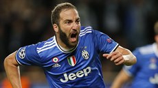 JE TAM! Útoník Gonzalo Higuaín bí oslavit vedoucí branku Juventusu na hiti...