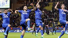 OSLAVNÝ VÝSKOK. Fotbalisté Juventusu oslavují vítězství na hřišti Monaka v...