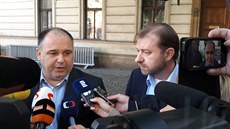 Místopedseda SSD Jan Birke a éf poslanc Roman Sklenák po jednání grémia...