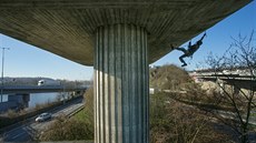 Parti�ka kamarád� vylezla na plastiku u Barrandova mostu.