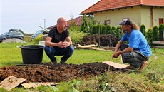 Zahradní architekt Ferdinand Leffler s kolegou Janem Václavkem při budování...