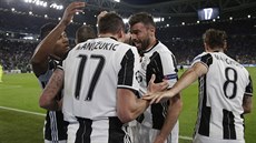 Chorvatský útoník Mario Maduki z Juventusu se raduje z gólu se spoluhrái v...