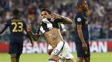 Brazilský obránce Dani Alvés z Juventusu se raduje z gólu  v odvetě semifinále...