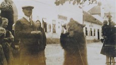 Hostinský Antonín Krutiš před hotelem sleduje na snímku z roku 1933 vystoupení...