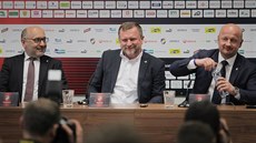 Plzeň představila Pavla Vrbu (uprostřed) jako nového trenéra. Vlevo majitel...