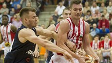 Dínský basketbalista imon Jeek (vlevo) atakuje Radka Nease z Pardubic..
