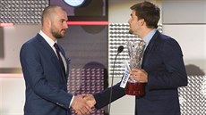 Nejlepší hráč extraligového play-off Marek Čiliak přebírá Cenu Václava Paciny...