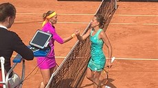 Barbora Strýcová (vpravo) a  Lucie Hradecká po vzájemném utkání.