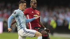 Paul Pogba (vpravo) z Manchesteru United bojuje o mí s Nemanjou Radojou z...