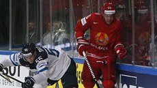 Souboj finského hokejisty Atteho Ohtamaay (vlevo) s Andrejem Kosticynem z...