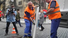 Deratizátor Zbyn�k Kohoutek (vlevo) dává jed na potkany do kanálu pomocí...