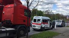 V Praze 6 se srazila pevozová sanitka s kamionem, nikdo nebyl zrann (2.5.2017)
