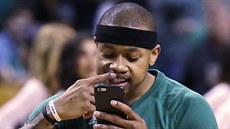 Isaiah Thomas z Bostonu kontroluje práci svého zubae ped zápasem s...