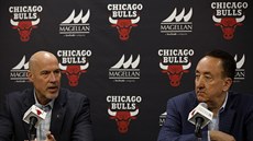 John Paxson (vlevo), viceprezident Chicaga Bulls, spolu s klubovým generálním...