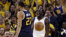 Draymond Green z Golden State slaví povedenou akci, Rudy Gobert z Utahu z ní...