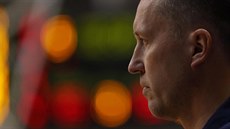 Petr Czudek pihlíí utkání opavských basketbalist.