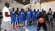 Mladí basketbalisté na tréninku v akademii, která vznikla v Thiesu v Senegalu z...