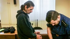 Michal Kuka u hradeckého krajského soudu, kde se zodpovídá z týrání matky své...