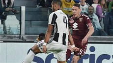 Medhi Benatia z Juventusu Turín (vlevo) a Andrea Belotti z FC Turín bojují o...