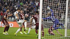 Sami Khedira z Juventusu Turín (v bíloerném vlevo) zkouí ohrozit branku FC...