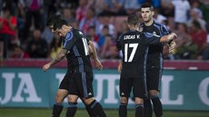 Fotbalisté Realu Madrid slaví gól proti Granadě.