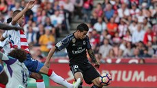 James Rodríguez z Realu Madrid stílí na branku Granady.