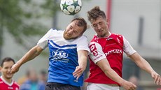 Hlavikový souboj v druholigovém duelu Pardubice (ervenobílá) vs. Táborsko