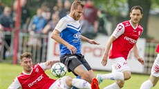 Momentka z druholigového duelu Pardubice (ervenobílá) vs. Táborsko