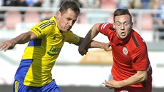 Róbert Mat�jov ze Zlína (vlevo) a Jakub P�ichystal z Brna v ligovém utkání