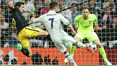 TA SEDLA. Cristiano Ronaldo dává druhý gól Realu v zápase Ligy mistrů proti...