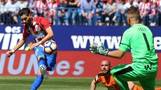 Yannick Carrasco stílí v utkání mezi Atlétikem Madrid a Eibarem, jeho bránu...