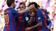 Fotbalisté Barcelony se radují z gólu bhem utkání panlské ligy proti...