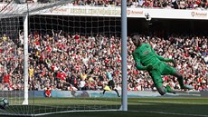 NEDOSÁHL. Branká Manchesteru United David De Gea inkasuje v zápase na hiti...