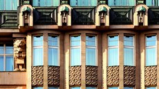 Moderní kubistickou fasádu zjemnlou remi mnozí architektovi Emilu Králíkovi...