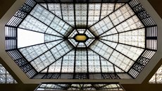Sklenný strop je ukázkou geometrického kubismu, kterého je architekt...