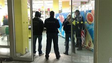 Po potyce v prodejn zadrela policie lena ochranky. (17. 2. 2011)