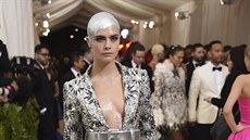 Cara Delevingne na Met Gala (New York, 1. kvtna 2017)