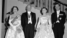 Americký prezident Dwight Eisenhower a jeho manželka Mamie hostili v Bílém domě...
