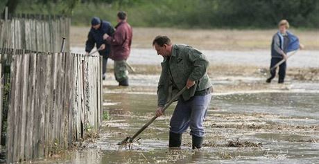 Následky rozvodnné Opavy ve vávrovické místní ásti Drkovicích v roce 2007.