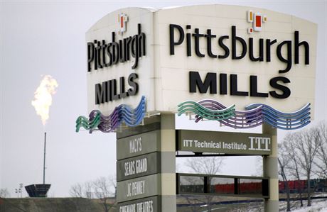 Zkrachoval a zadluen obchodn centrum Pittsburgh Mills v americkm mst...