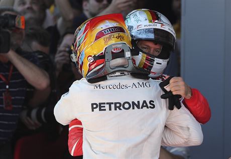 Lewis Hamilton (v bílém) pijímá gratulaci od Sebastiana Vettela po Velké cen...