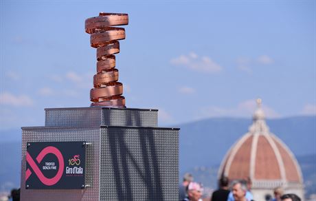 Trofej pro vítze závodu Giro d'Italia.