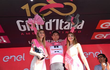 Tom Dumoulin si po 11. etap Gira uv pocty pro ldra zvodu.